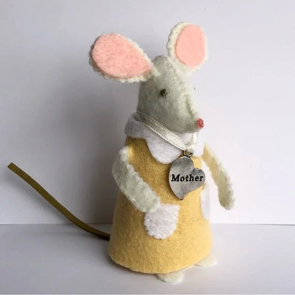 Mother felt Mouse art doll butter yellow dress pendant hand-sewn Handmade gift - Picture 3 of 8